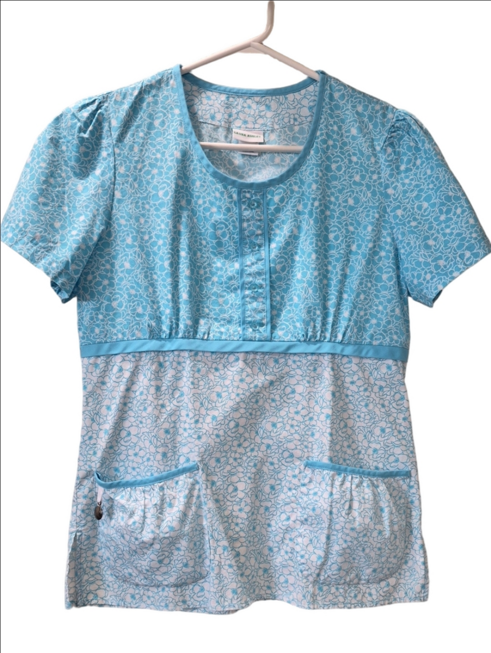 Laura Ashley Floral Scrub Top Blue White Short Sleeve Pockets Size S